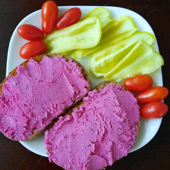Bryndza sheep´s milk cheese spread with GREEN WAYS beetroot